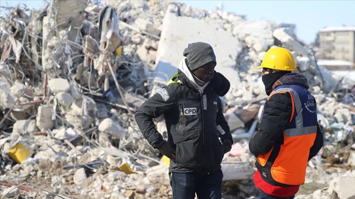 Senegalli Mustafa da depremzedelere yardım ediyor