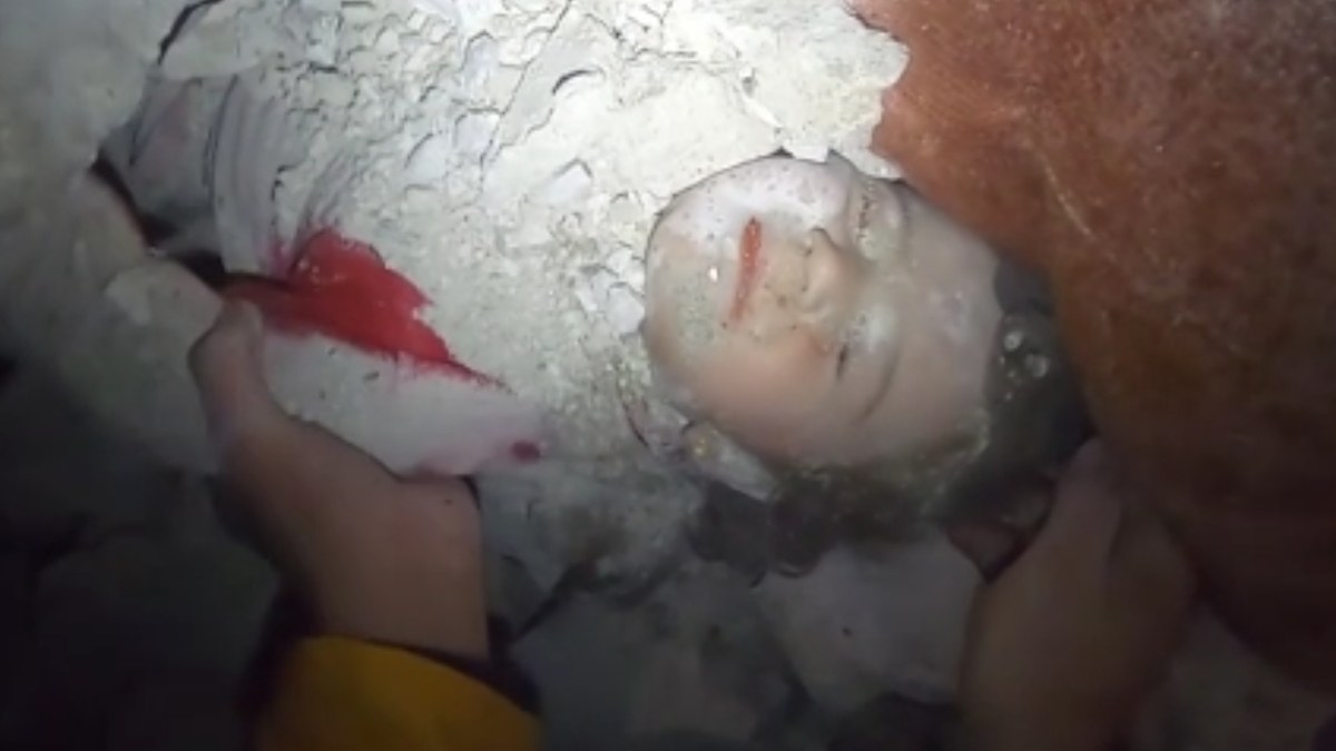 Suriye'deki enkazda ablasının siper olduğu bebek hayata tutundu