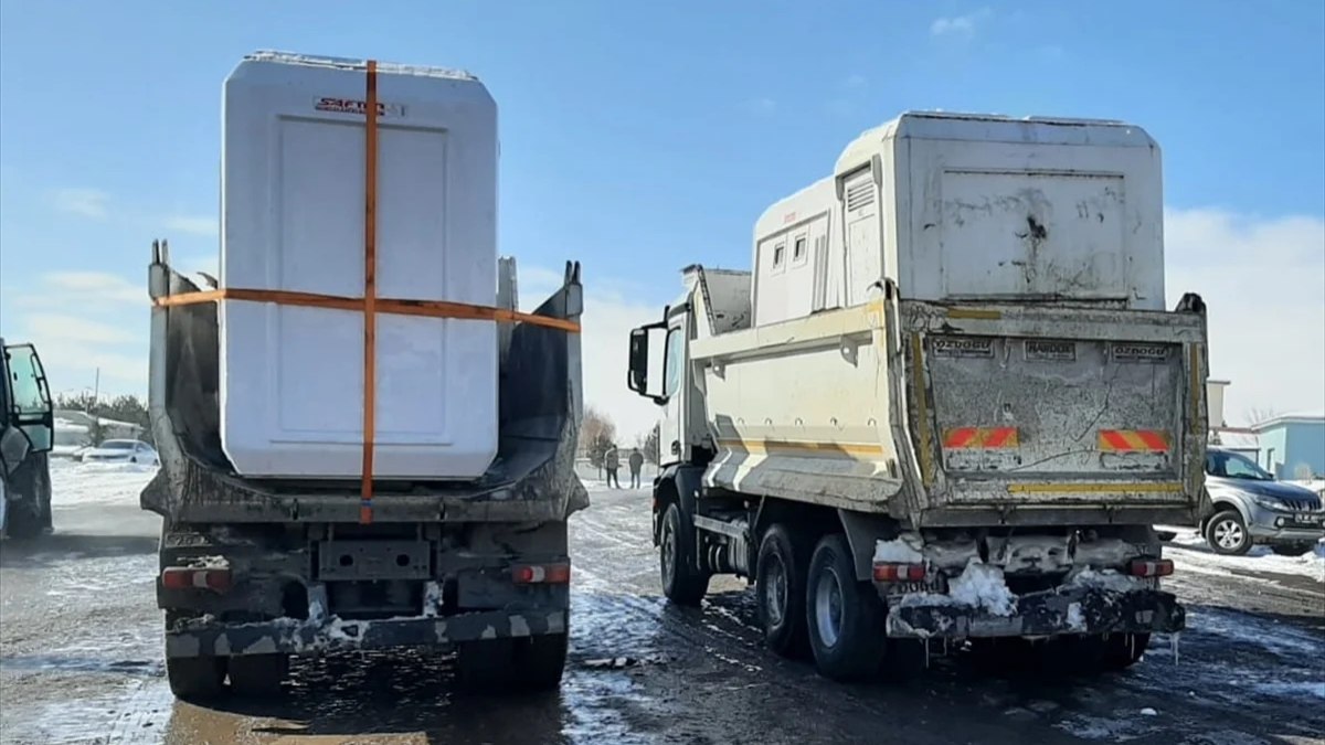 Erzurum ve Ardahan'dan depremzedelere seyyar tuvalet ve banyo gönderildi