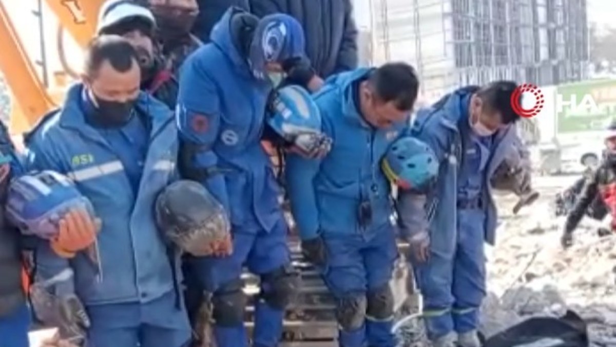 Çin ekibinden cansız çıkardıkları depremzedelere saygı duruşu
