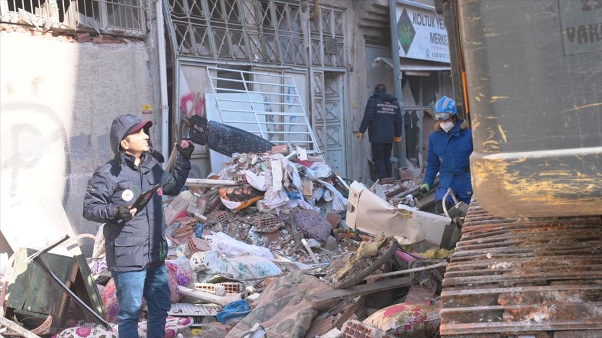 Depremde yıkılan binalarla ilgili 163 kişi tespit edildi