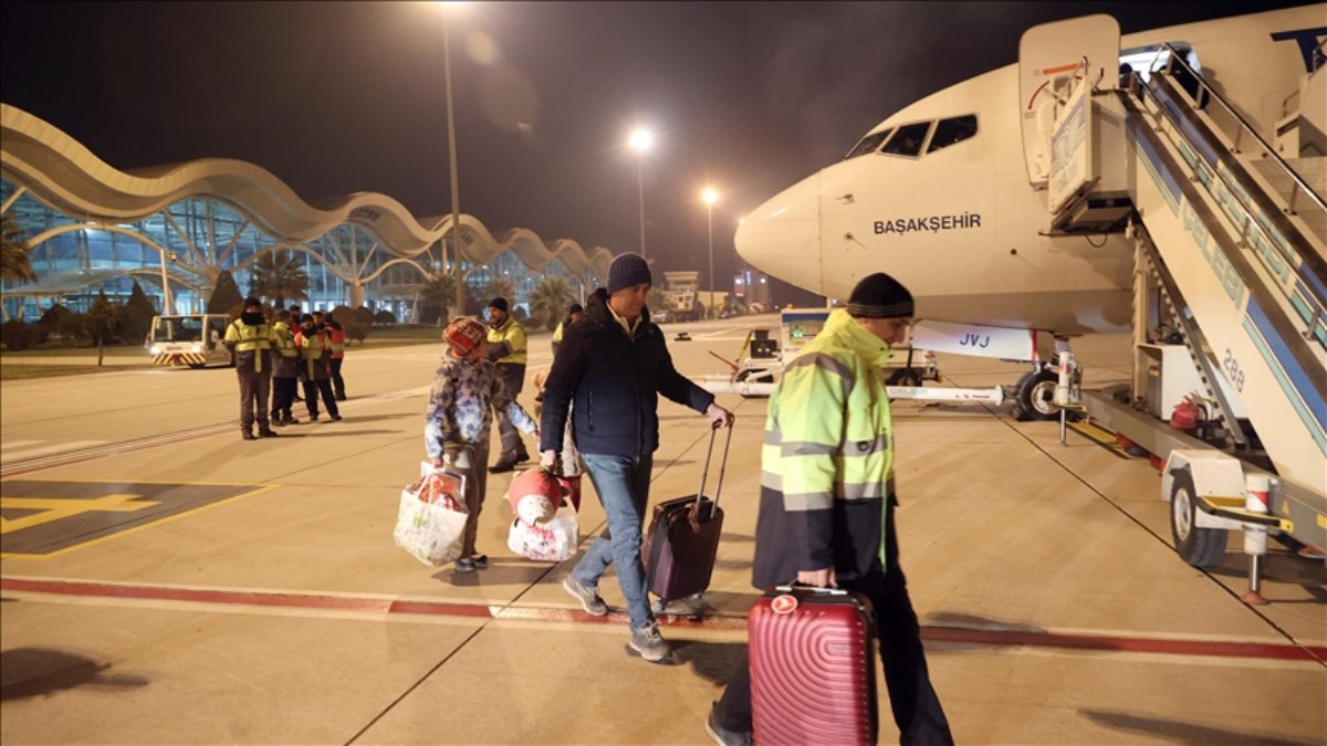 Hatay Havalimanı'ndan depremzedelerle kalkan uçak İstanbul'a indi