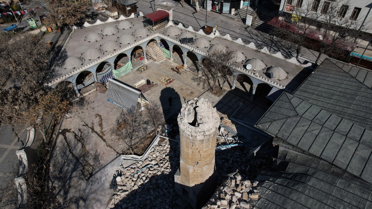 Kahramanmaraş'ta 527 yıllık cami de depremde hasar gördü