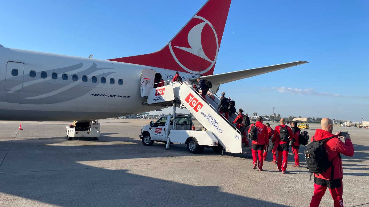 İspanya'nın deprem bölgesine gönderdiği kurtarma ekibi çiçeklerle ülkelerine uğurlandı