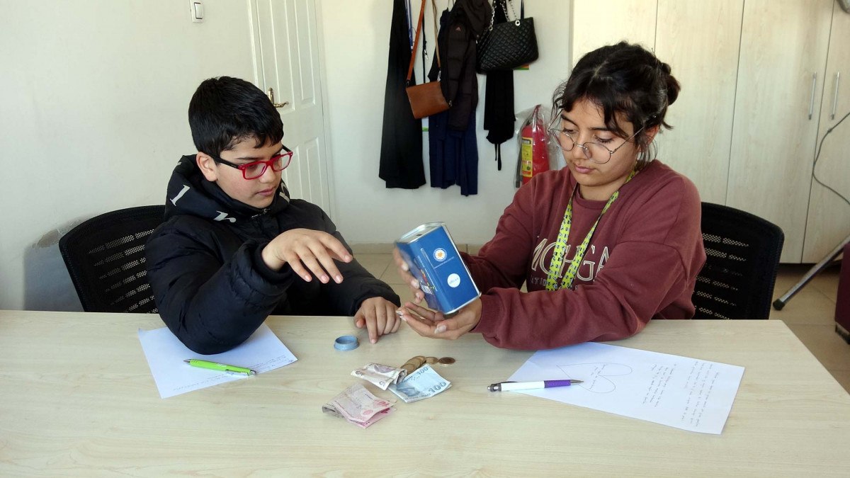 Van'da iki kardeş, kumbaralarındaki parayı depremzedelere bağışladı