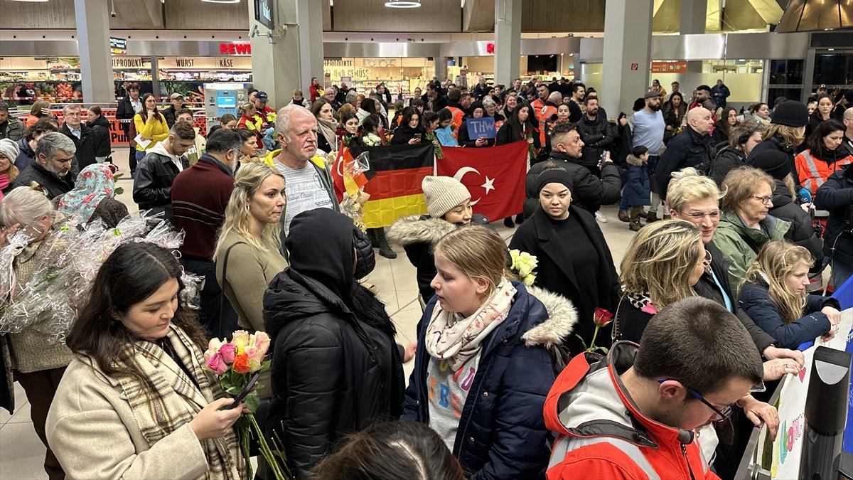 Almanya'ya dönen kurtarma ekibinin yollarına çiçekler serildi