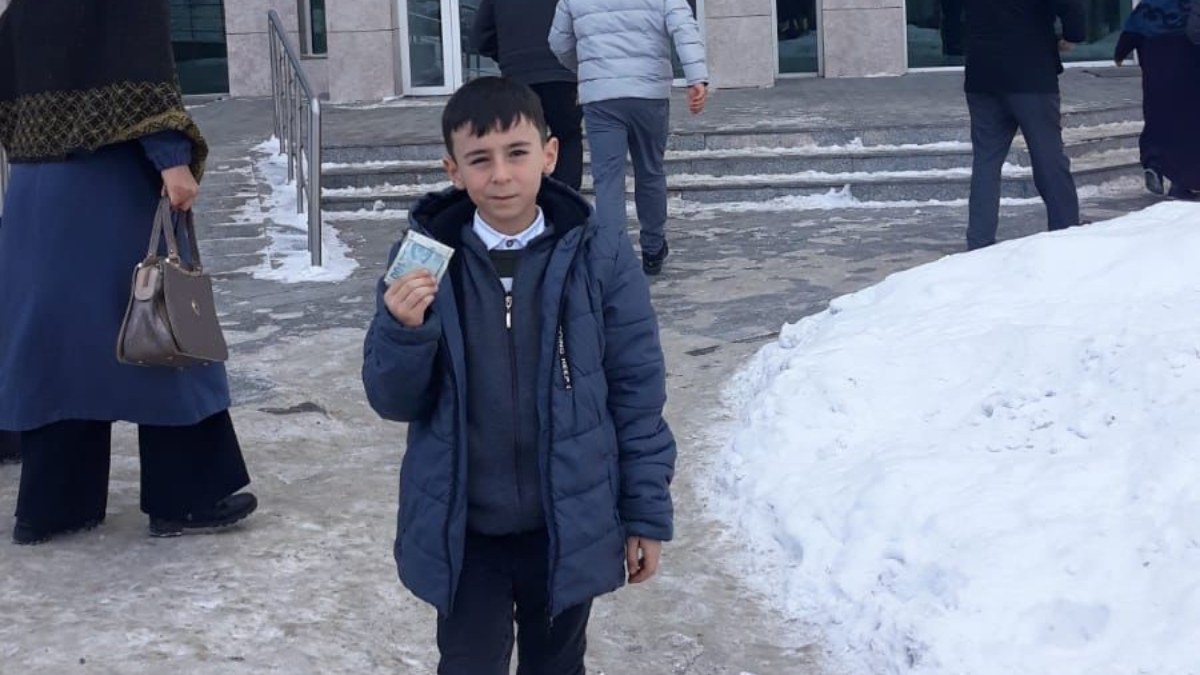 Erzurum'da yaşayan genç Ahmet biriktirdiği parasını deprem bölgesine gönderdi