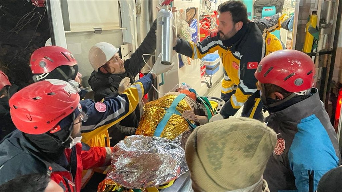 Adıyaman'da 77 yaşındaki Fatma nine, 212 saat sonra sağ kurtarıldı