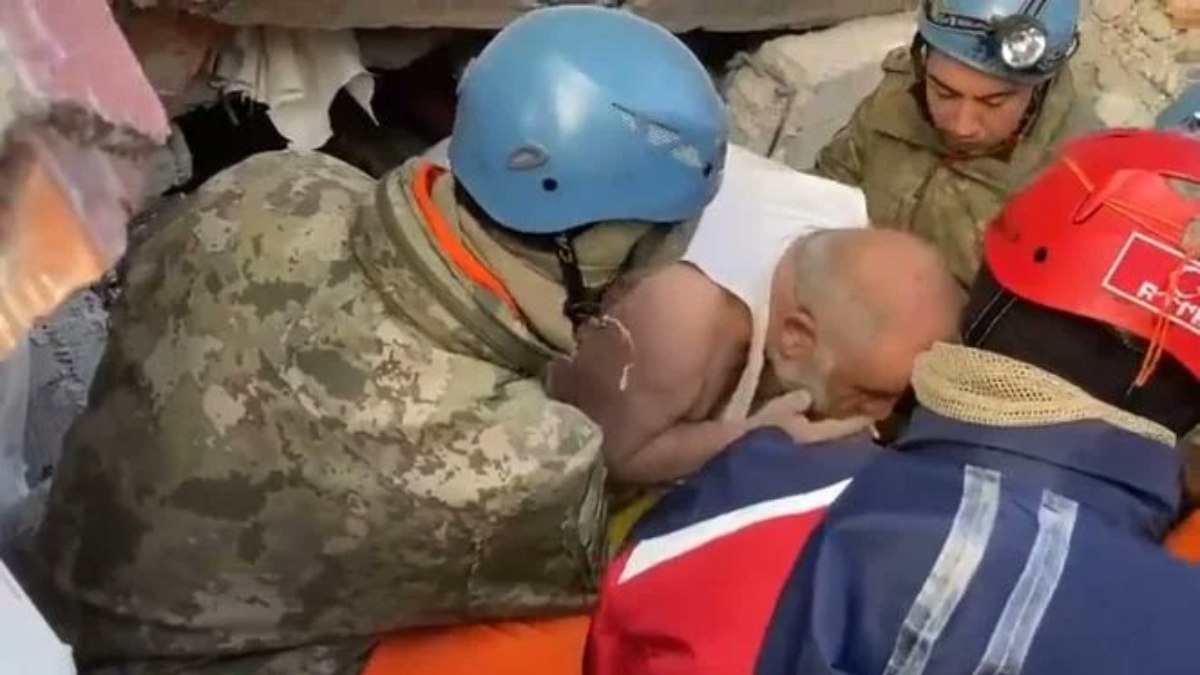 Adıyaman'da enkazdan sigarayla çıkan Soner Tuğtekin, yaşadıklarını anlattı