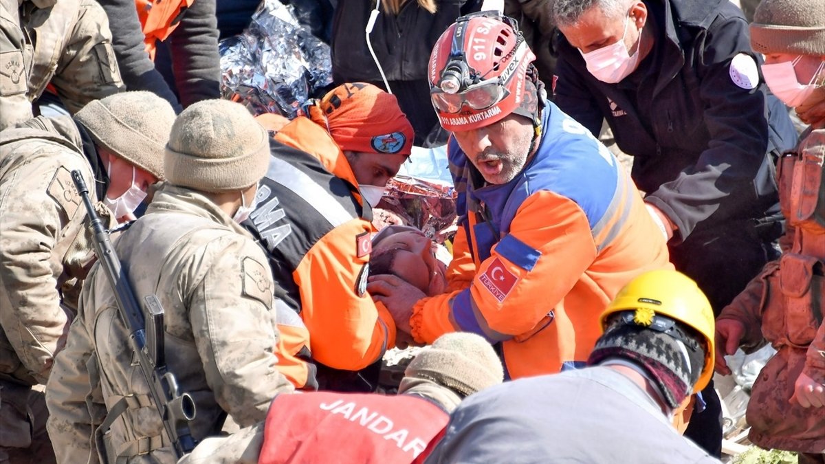 Depremde merak edilen soru: Enkaz altında kaç gün yaşanabilir