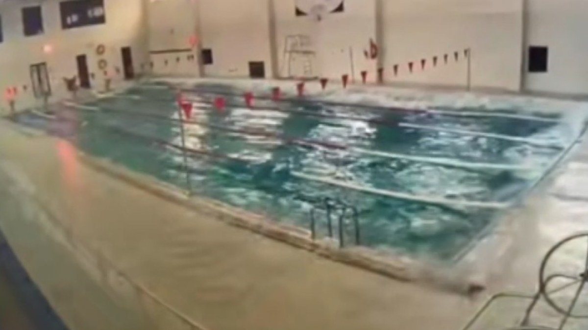 Gaziantep'te kapalı yüzme havuzunda deprem anı