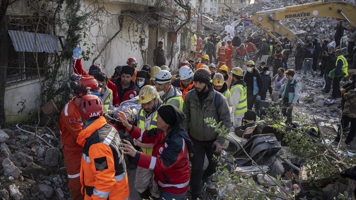 Hatay'da bir kadın ve iki çocuk 228'inci saatte kurtarıldı