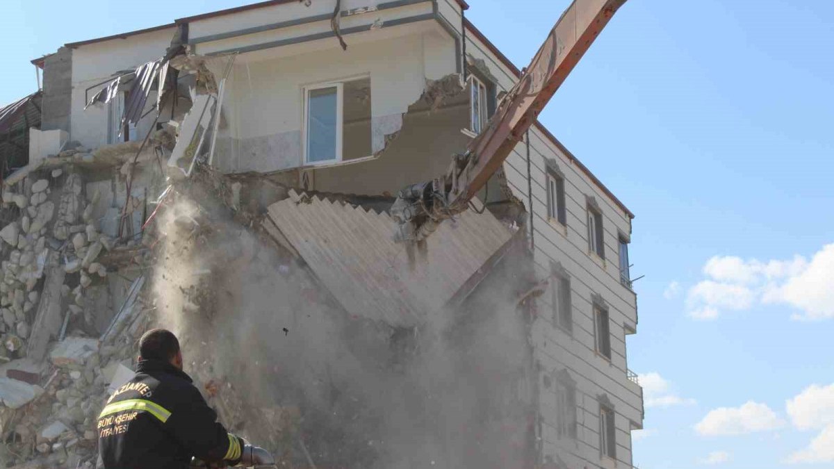 Gaziantep İslahiye’de ağır hasarlı binaların yıkımına başlandı