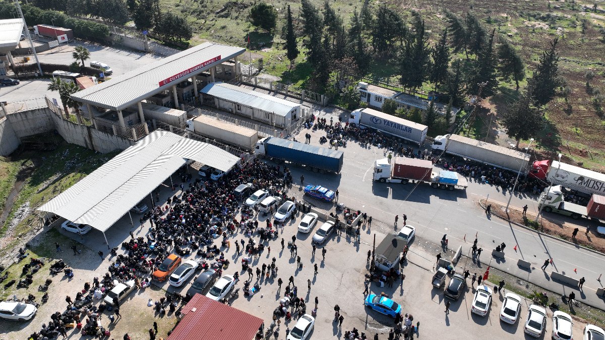 Suriyeliler yakınlarını görmek için ülkelerine gitmeye başladı