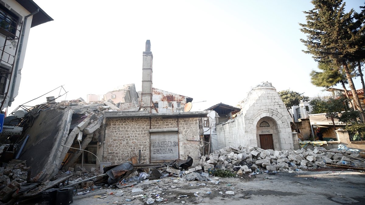 Hatay'da ezan ve çan sesinin birbirine karıştığı cami ve kilise de hasar gördü