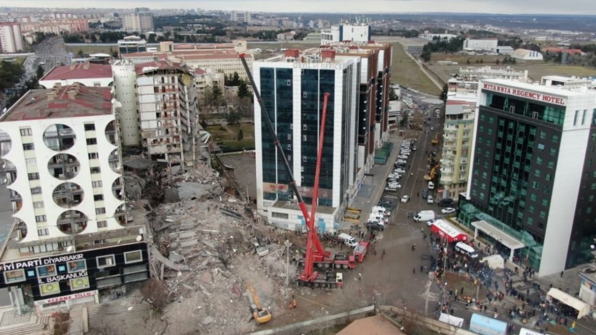 Diyarbakır'da hakkında yakalama kararı bulanan 2 müteahhit, kendi yaptıkları binalarda öldü