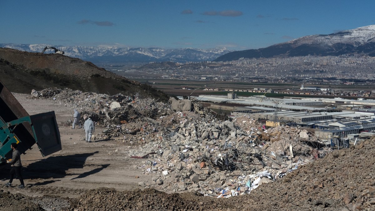 Kahramanmaraş'ta şehrin dışına taşınan moloz yığınları şehir manzarasıyla birleşti