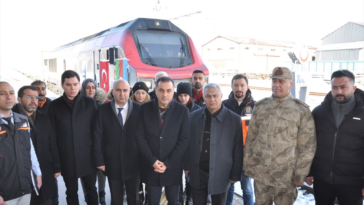 Azerbaycan'dan yardım malzemelerini taşıyan tren Kars'a geldi