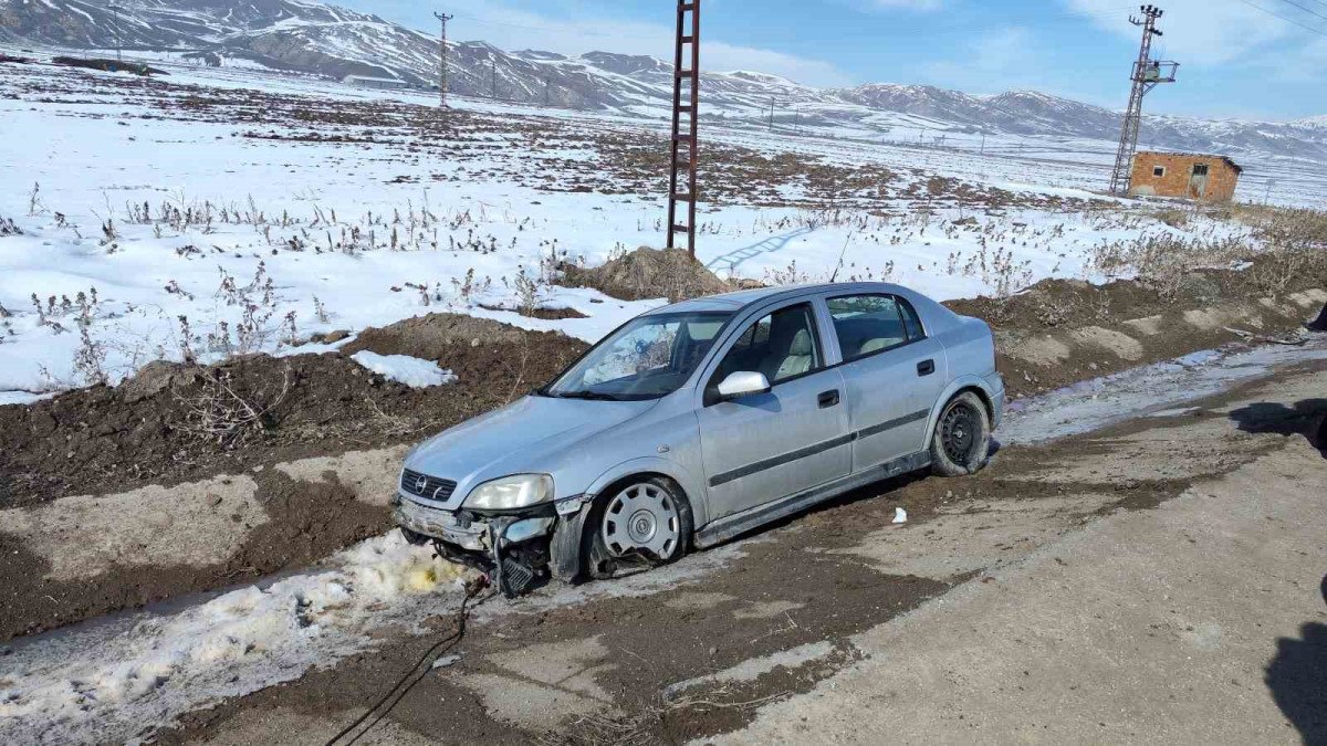 Sivas'ta direksiyon hakimiyetini kaybedip yoldan çıktı: 4’ü çocuk 7 kişi yaralandı