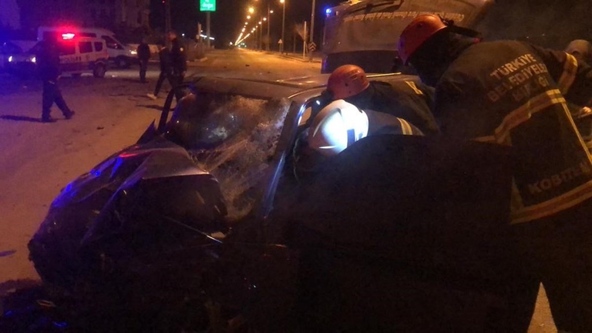 Erzincan'da takla atan otomobilde sıkışan sürücüyü itfaiye kurtardı