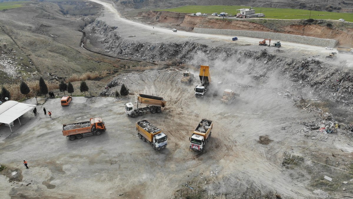 Adıyaman'da yıkılan binaların binlerce tonluk enkazı şehir dışına taşınıyor