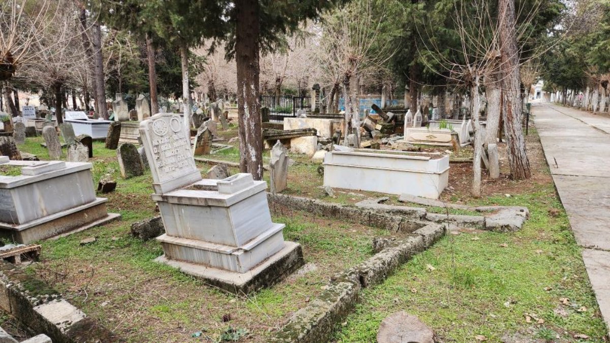Depremin vurduğu Adıyaman'da onlarca mezarlığın tahrip olduğu görüldü