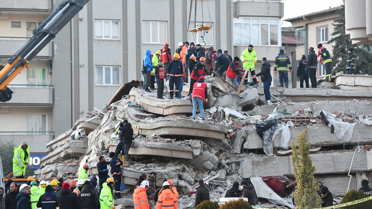 Depremin vurduğu Gaziantep'te yıkılan binalarla ilgili 7 kişi tutuklandı