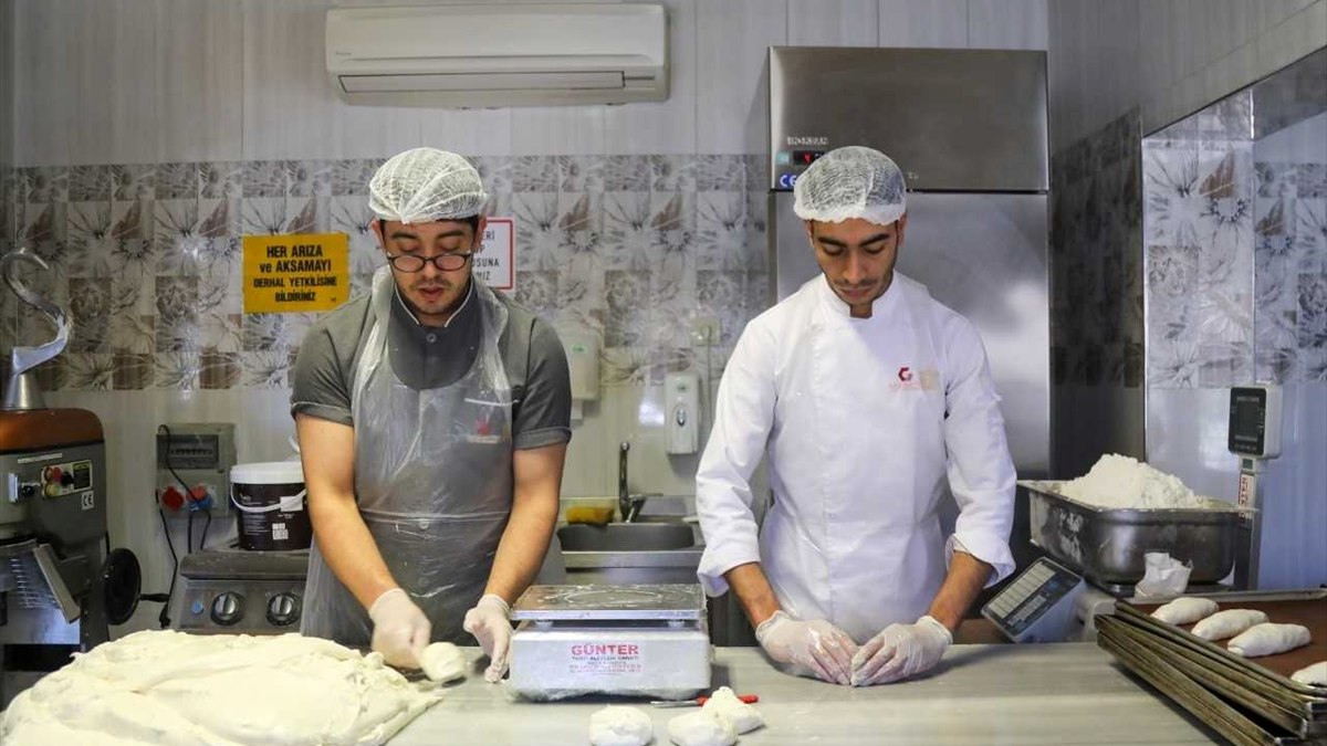 Depremzede çölyak hastalarına 10 bin glütensiz ekmek dağıtıldı