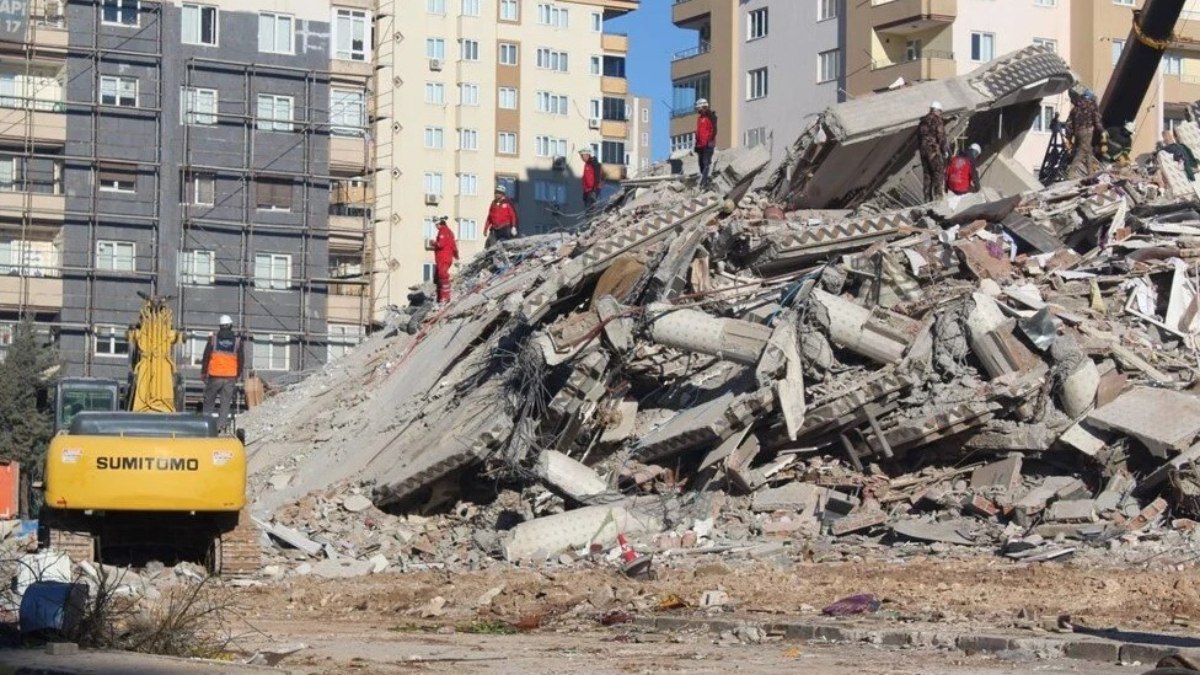 Gaziantep'te depremde yıkılan Emre Apartmanı'nın müteahhitleri tutuklandı