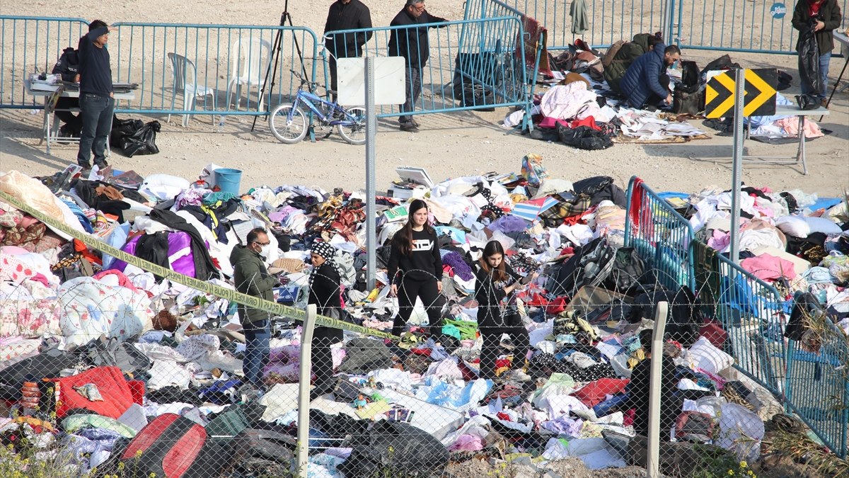 Adana'da enkaz döküm alanında ölen yakınlarının hatıralarını arıyorlar