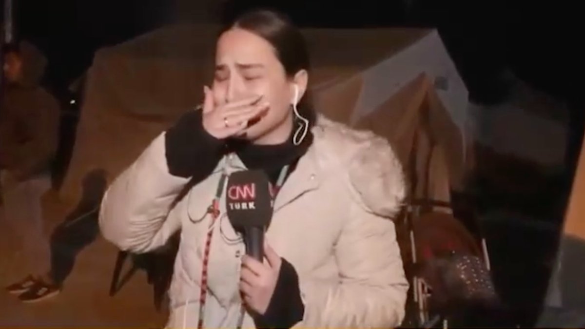CNN Türk muhabiri yaşanan deprem nedeniyle gözyaşlarına boğuldu