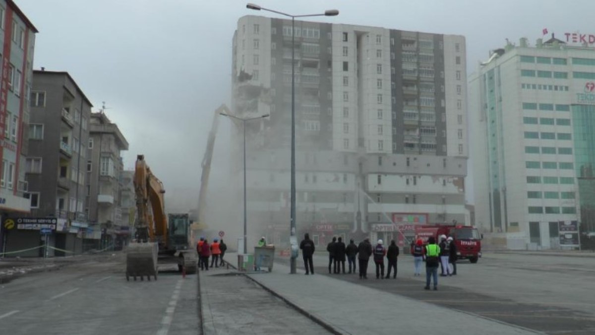 Depremden etkilenen Kayseri'de ağır hasarlı binalar yıkılıyor