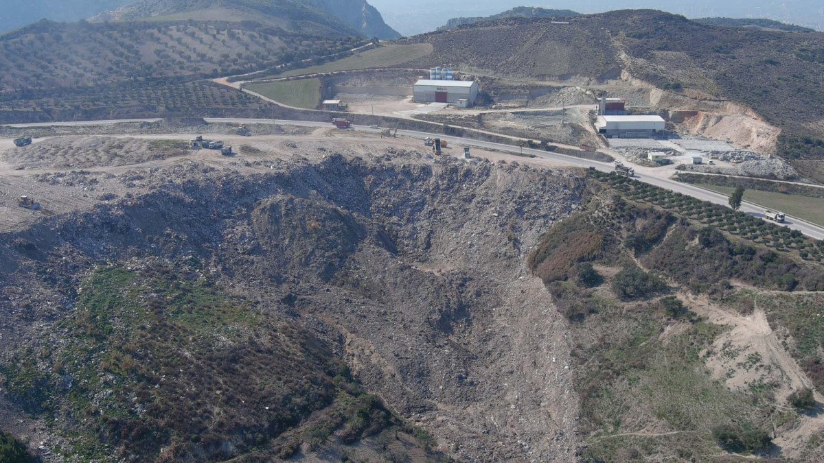 Hatay'daki enkaz döküm sahası havadan görüntülendi