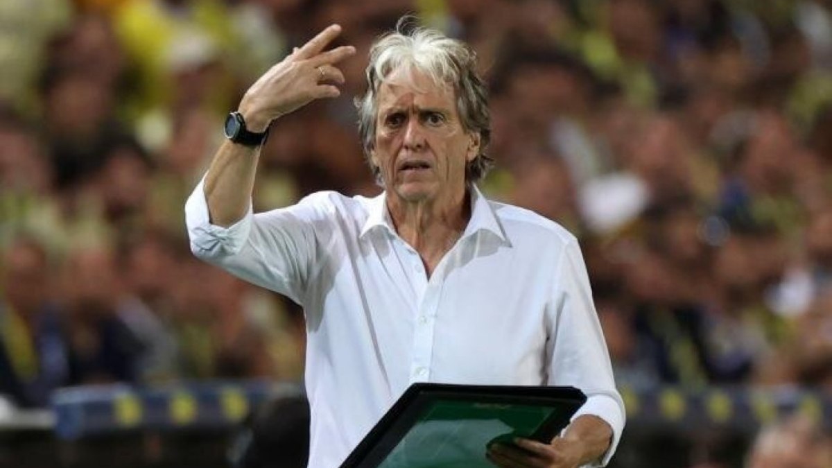 Jorge Jesus, üçlü savunmaya dönecek