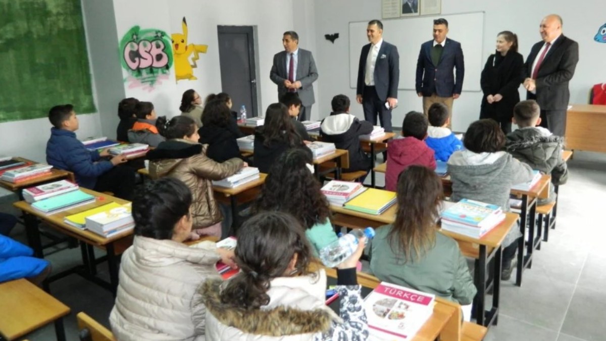 Mersin'e giden 7 bin depremzede öğrenci eğitime başladı