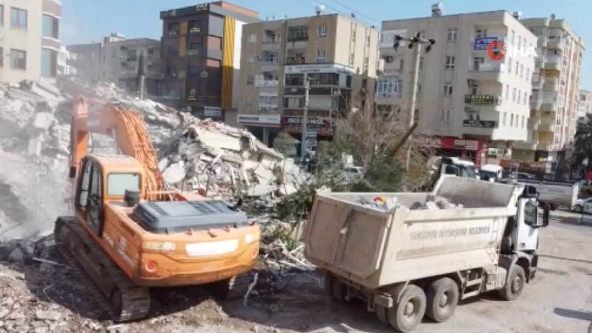 Şanlıurfa'da enkaz kaldırma çalışmaları devam ediyor