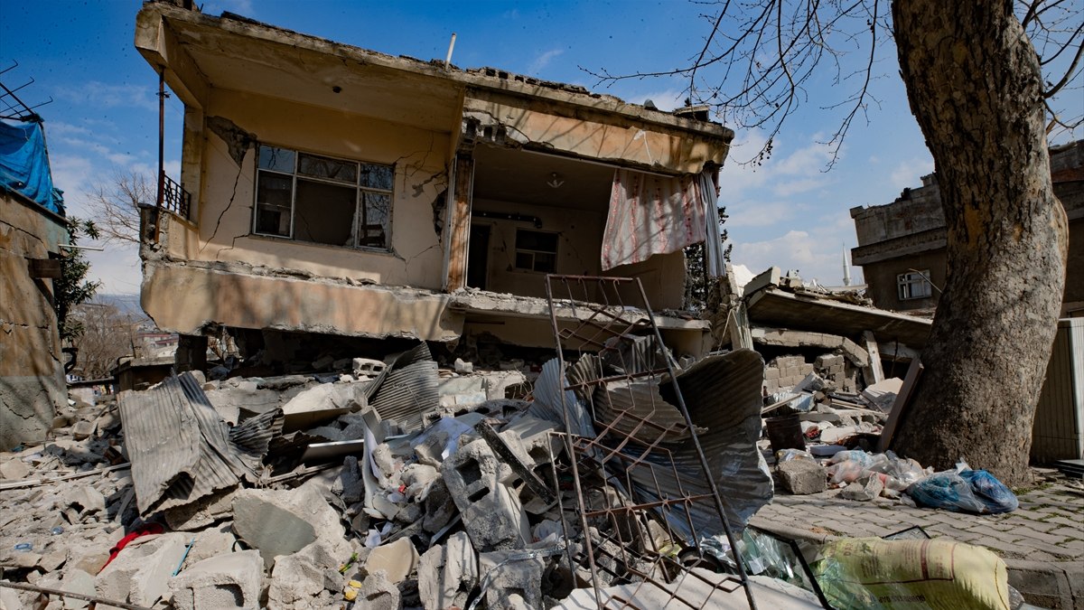 Deprem bölgelerinde 7 bin 242 artçı yaşandı