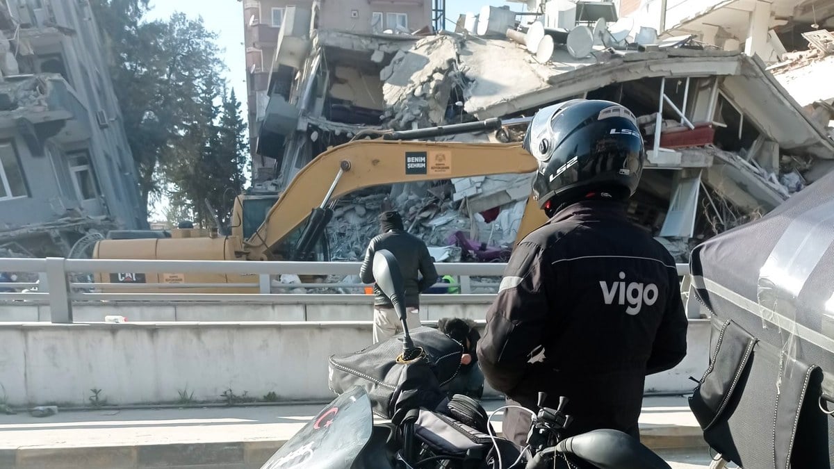 Deprem bölgesinde moto kuryeler gönüllü olarak hizmet veriyor