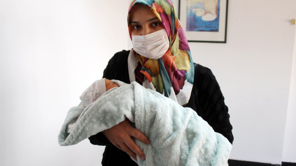 Elbistan'da depreme yakalanıp geldiği Antalya'da ikinci bebeğini dünyaya getirdi