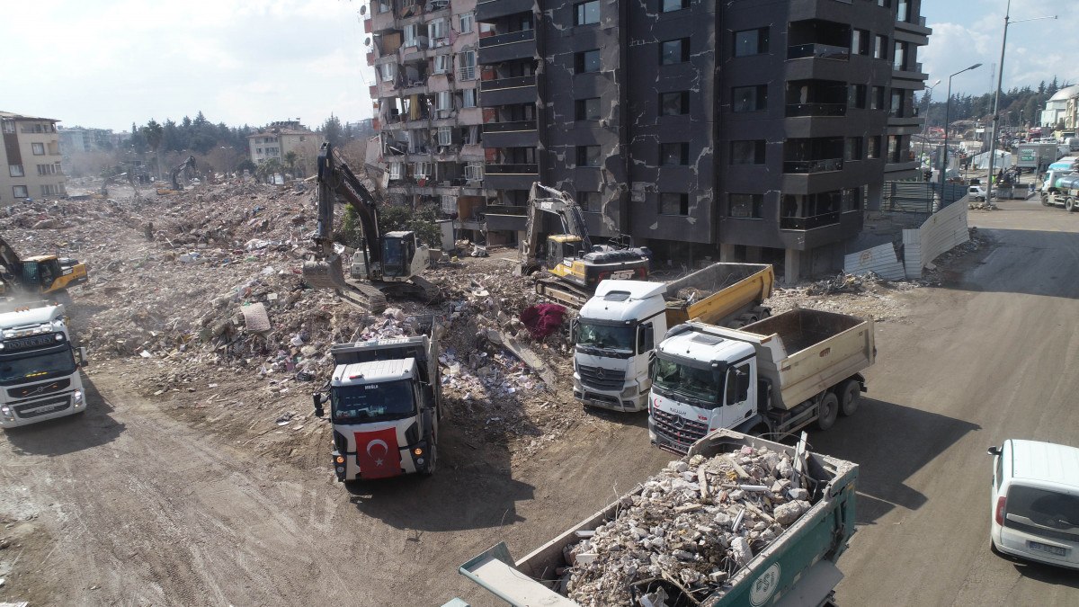 Afet bölgesi Hatay'da molozlar toplanıyor