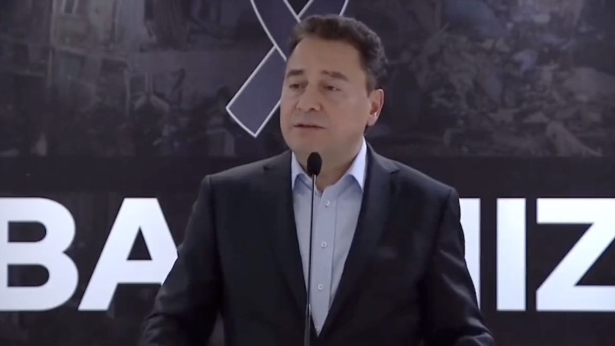 DEVA Partisi Lideri Ali Babacan depremde hayatını kaybeden parti mensuplarını anarken duygulandı