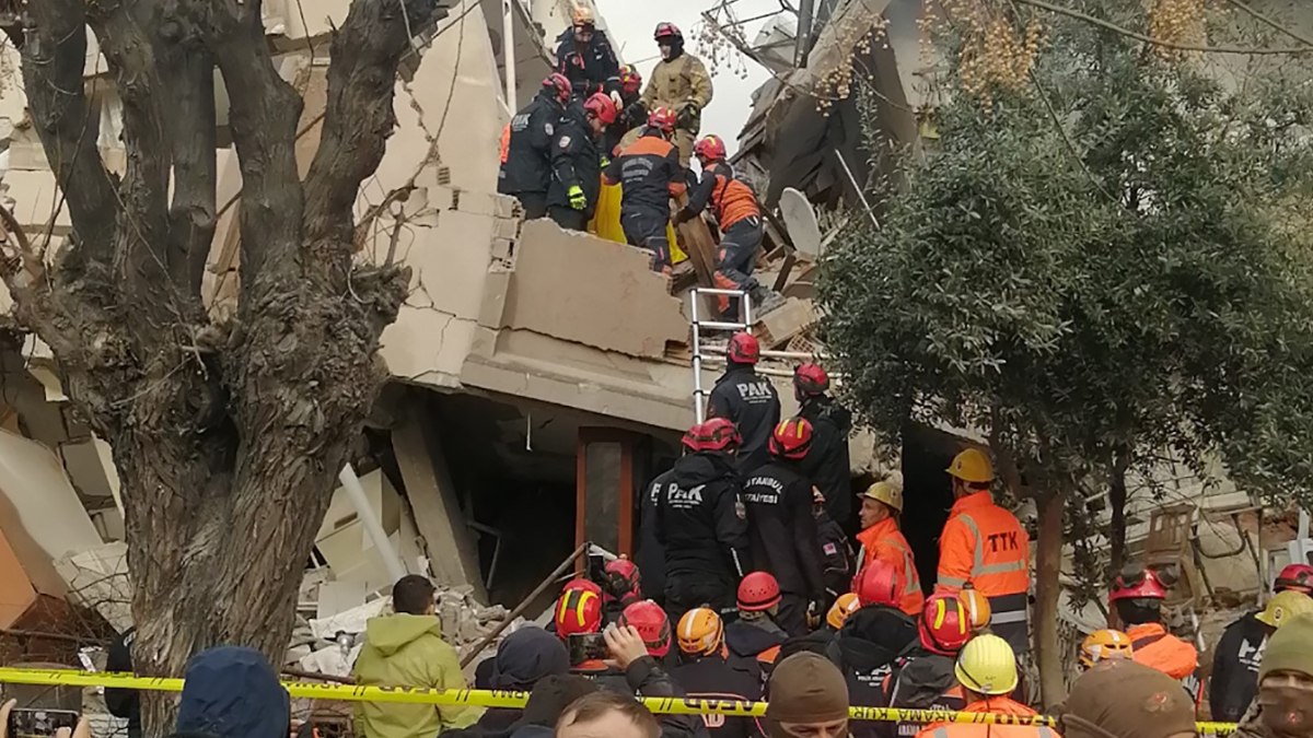 Hatay'da arama kurtarma çalışmalarında 3 kişinin cansız bedenine ulaşıldı