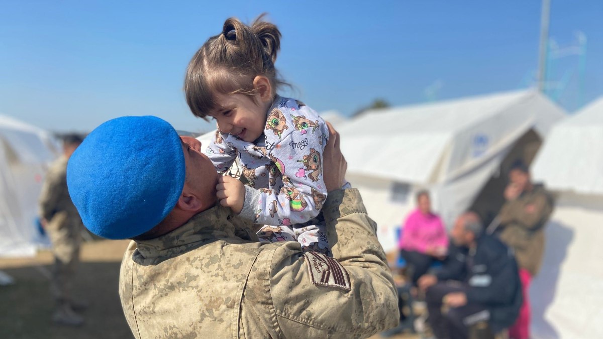 Jandarma hem depremzedeleri koruyor hem de çocukların yüzünü güldürüyor