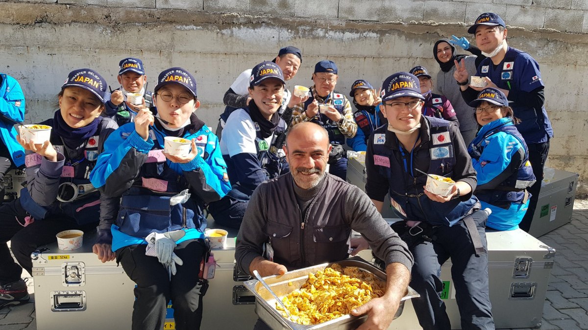 Depremden sonra yardıma koştular! Japon sağlık ekibi Gaziantep'te depremzede çocuklara origami öğretiyor