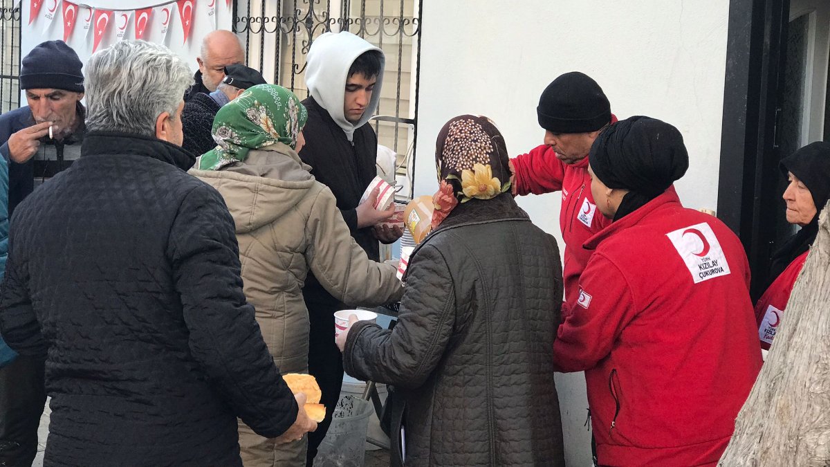 Türk Kızılay, Malatya'daki depremzedelere günlük 300-350 bin porsiyon yemek çıkarıyor