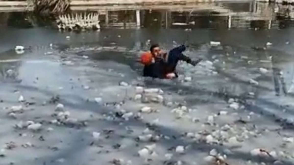 Malatya'da polis, donmuş göle düşen çocuğu kurtardı