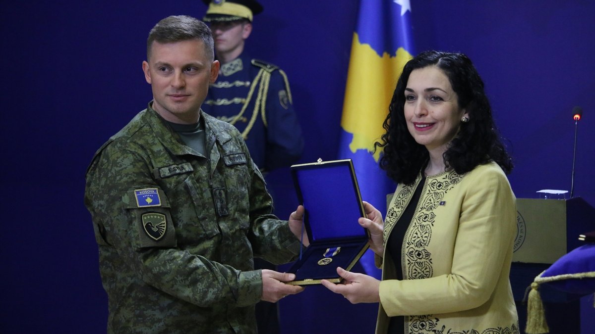 Türkiye'ye yardıma gelen Kosova askerlerine madalya