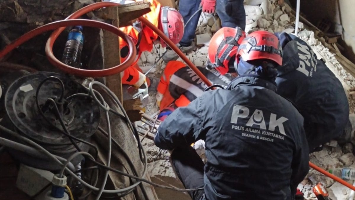 Hatay'daki depremde enkaz altında kalan 3 kişinin cansız bedenine ulaşıldı