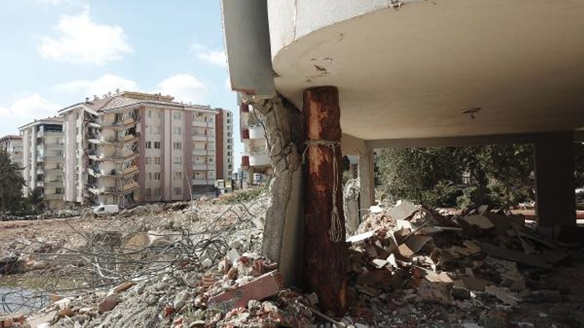 Gaziantep'te çökmek üzere olan binanın kolonuna kütüklü destek sağladılar