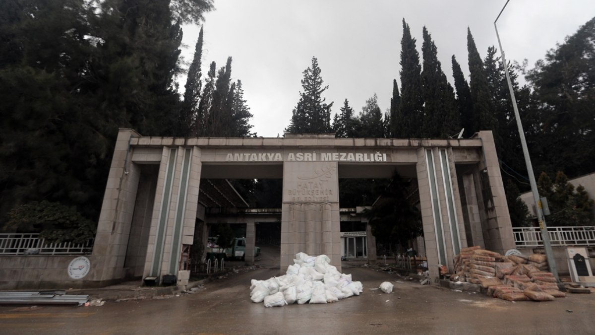 Hatay merkezli deprem Antakya Asri Mezarlığı'na zarar verdi